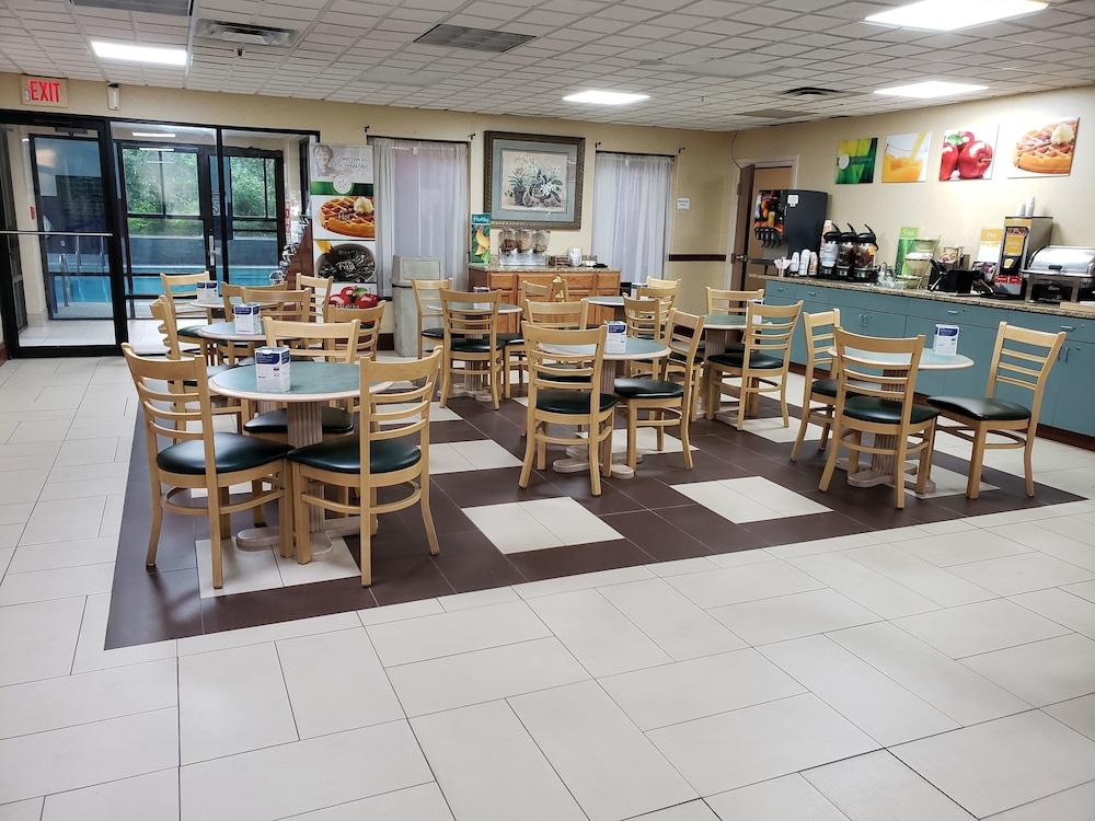 Quality Inn & Suites Sellersburg Екстериор снимка
