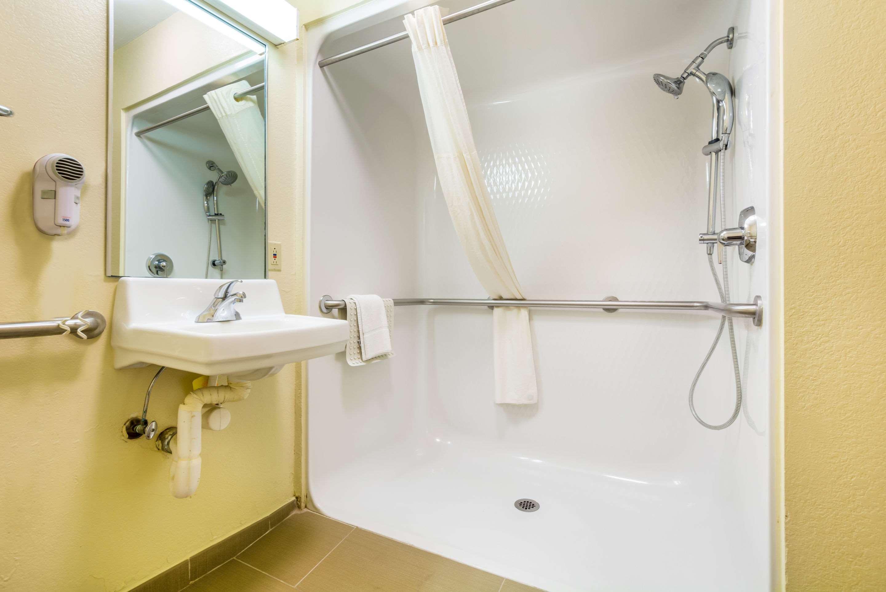 Quality Inn & Suites Sellersburg Екстериор снимка