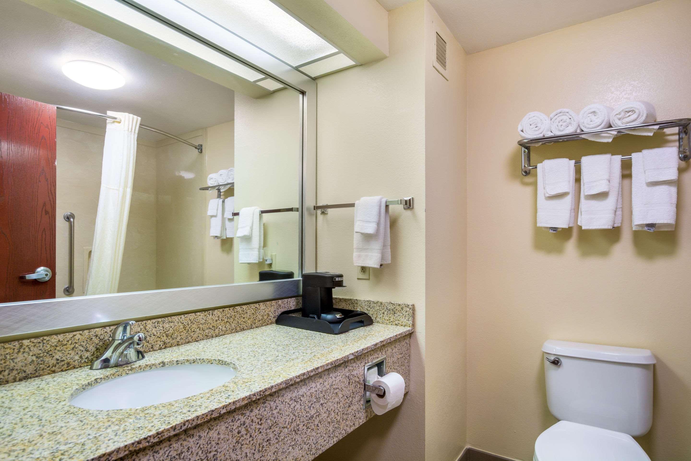 Quality Inn & Suites Sellersburg Екстериор снимка