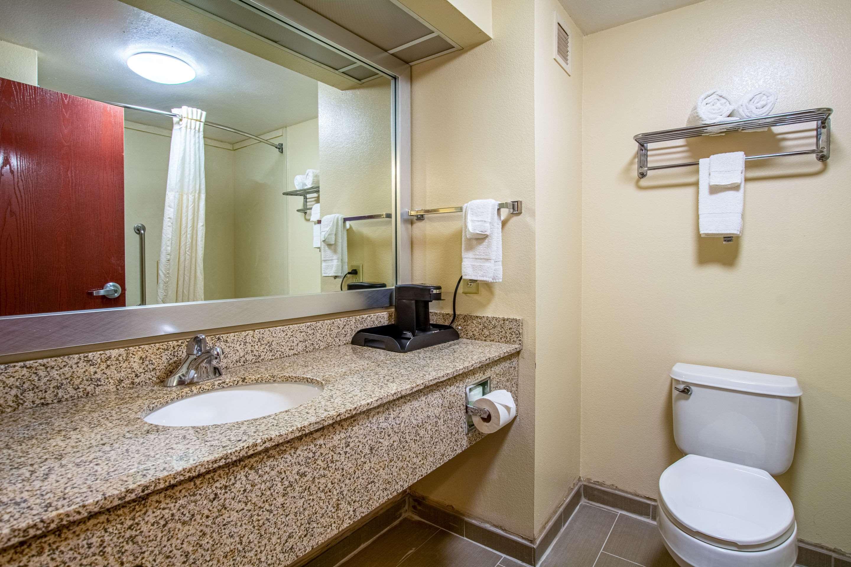 Quality Inn & Suites Sellersburg Екстериор снимка