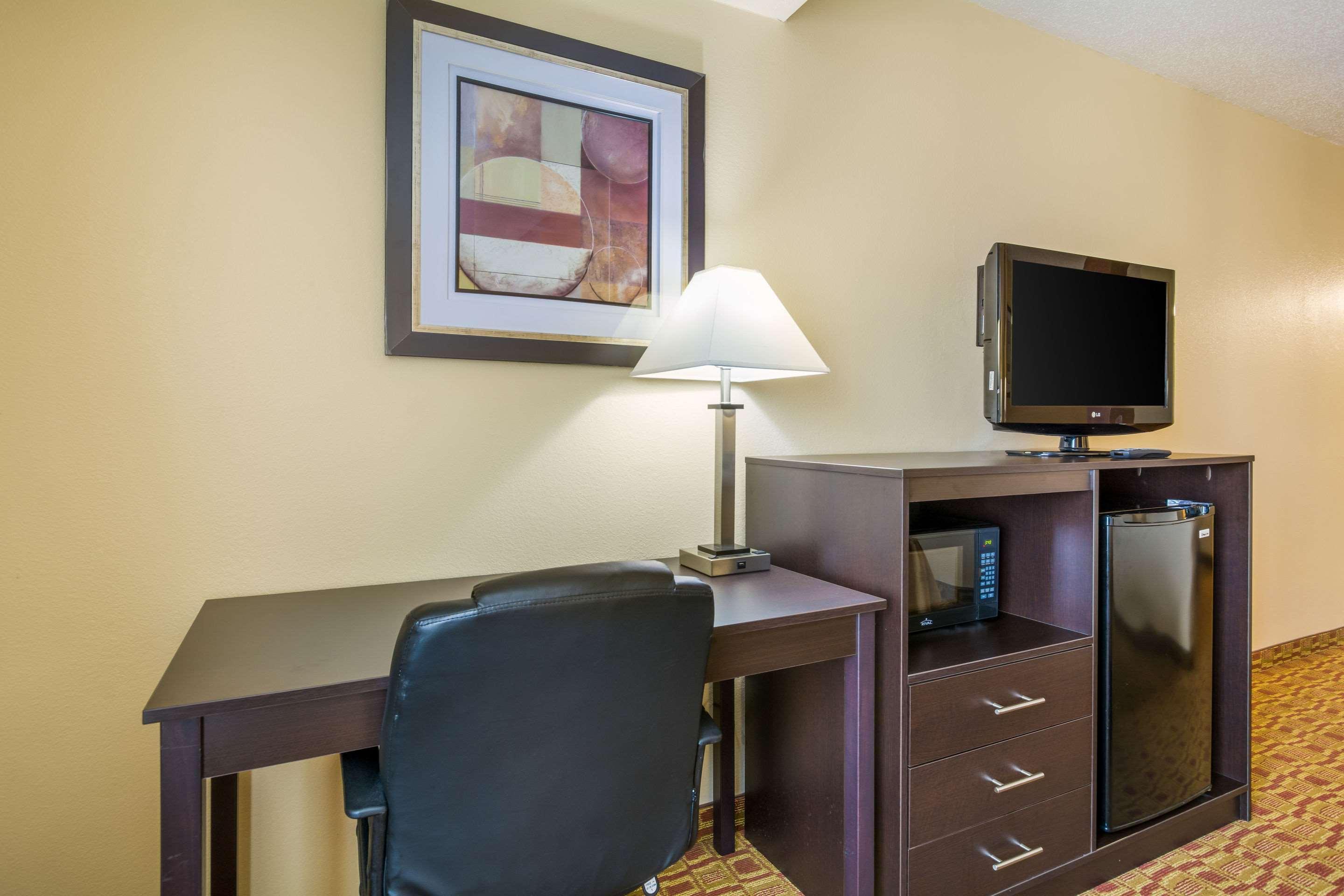 Quality Inn & Suites Sellersburg Екстериор снимка
