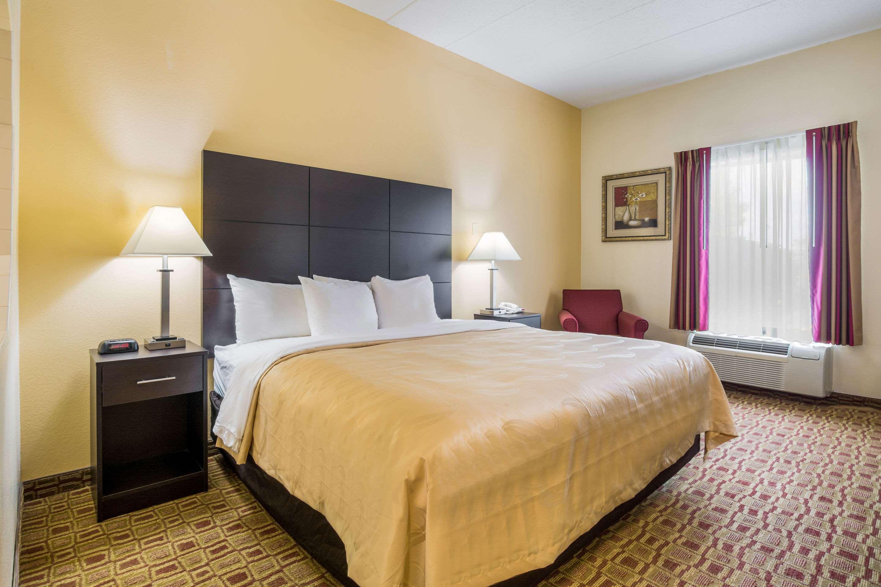 Quality Inn & Suites Sellersburg Екстериор снимка