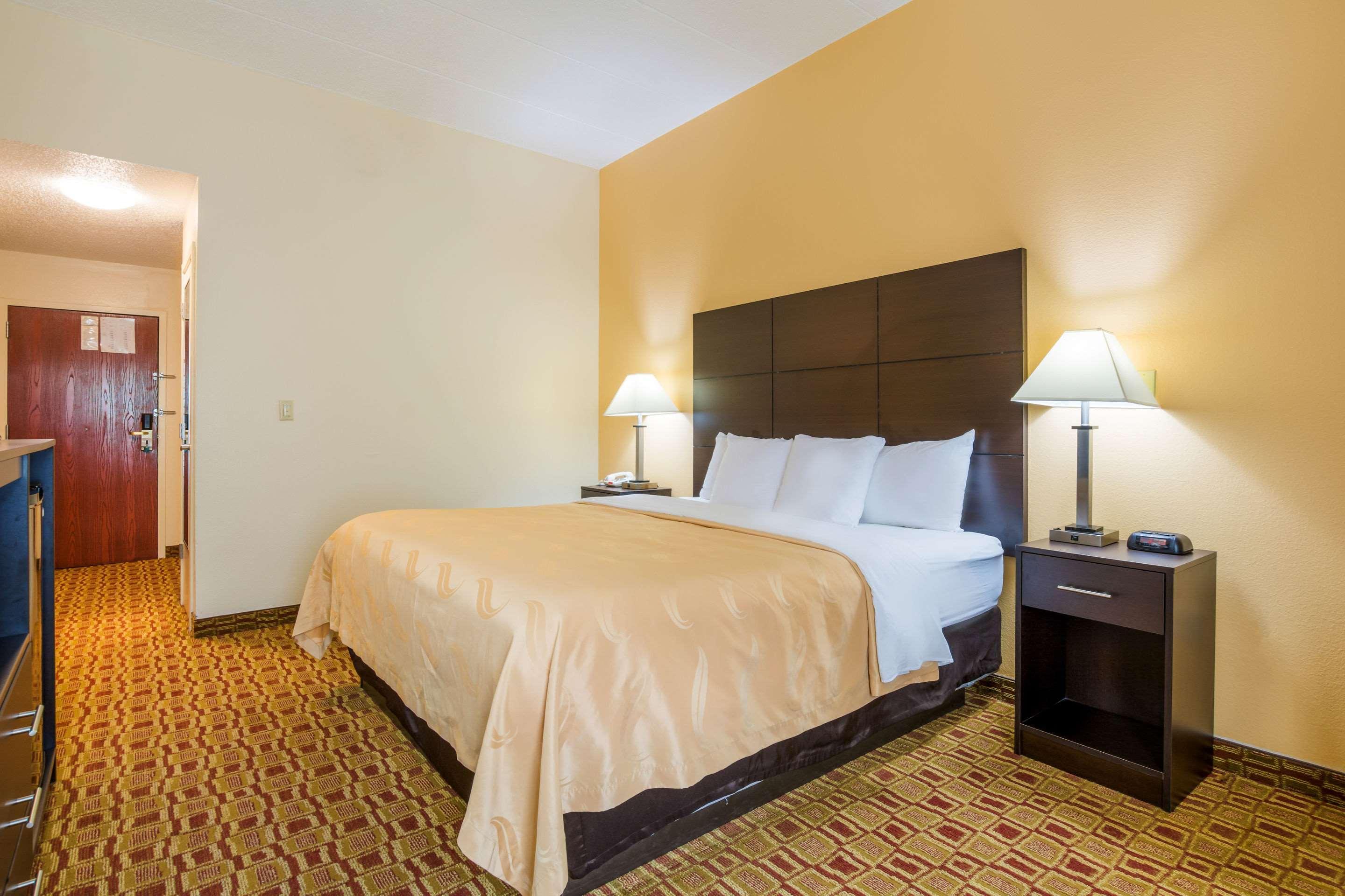 Quality Inn & Suites Sellersburg Екстериор снимка