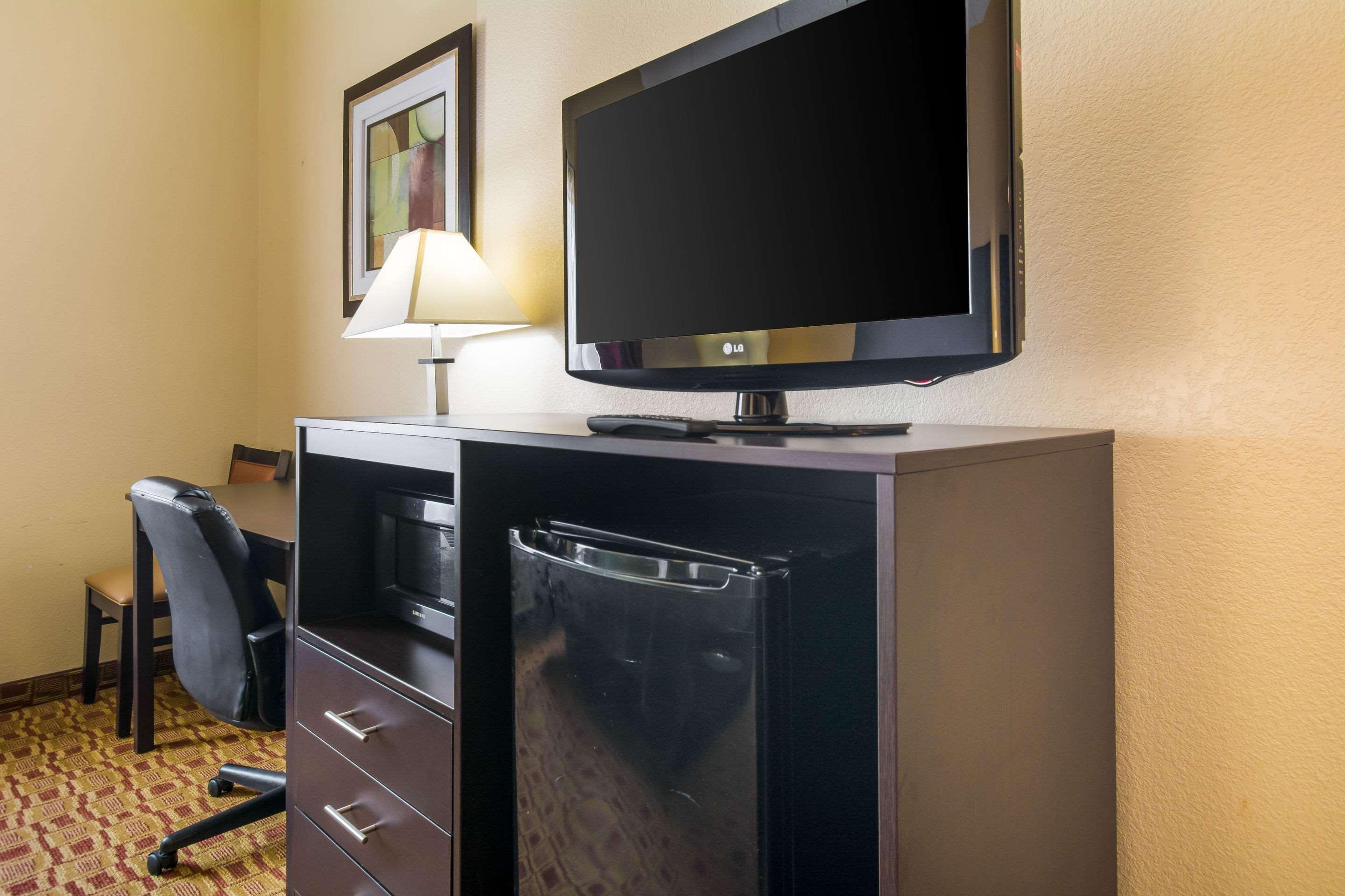Quality Inn & Suites Sellersburg Екстериор снимка