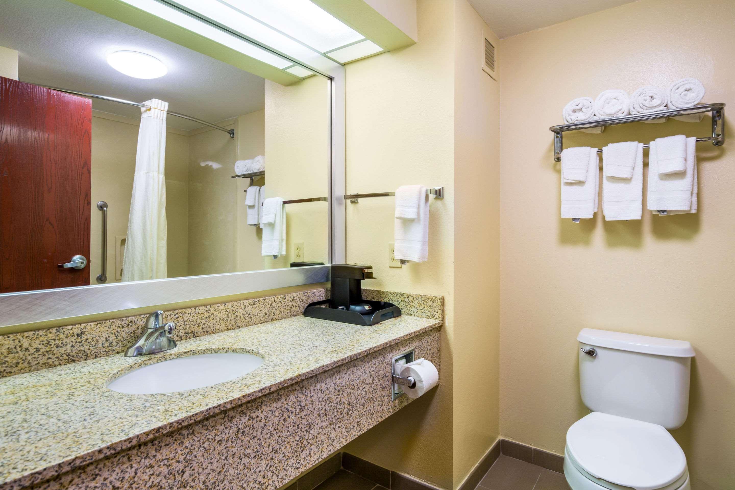 Quality Inn & Suites Sellersburg Екстериор снимка