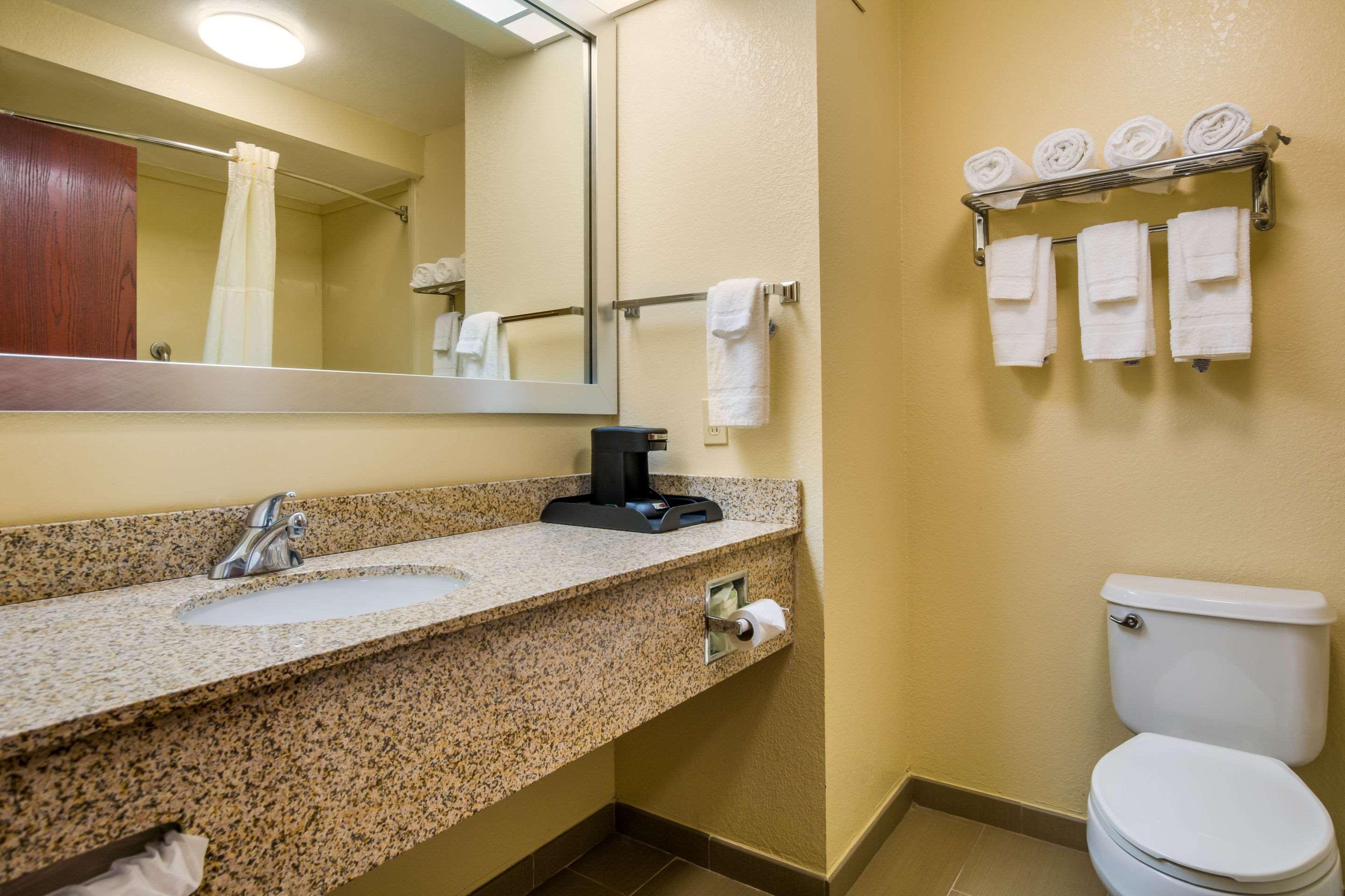 Quality Inn & Suites Sellersburg Екстериор снимка