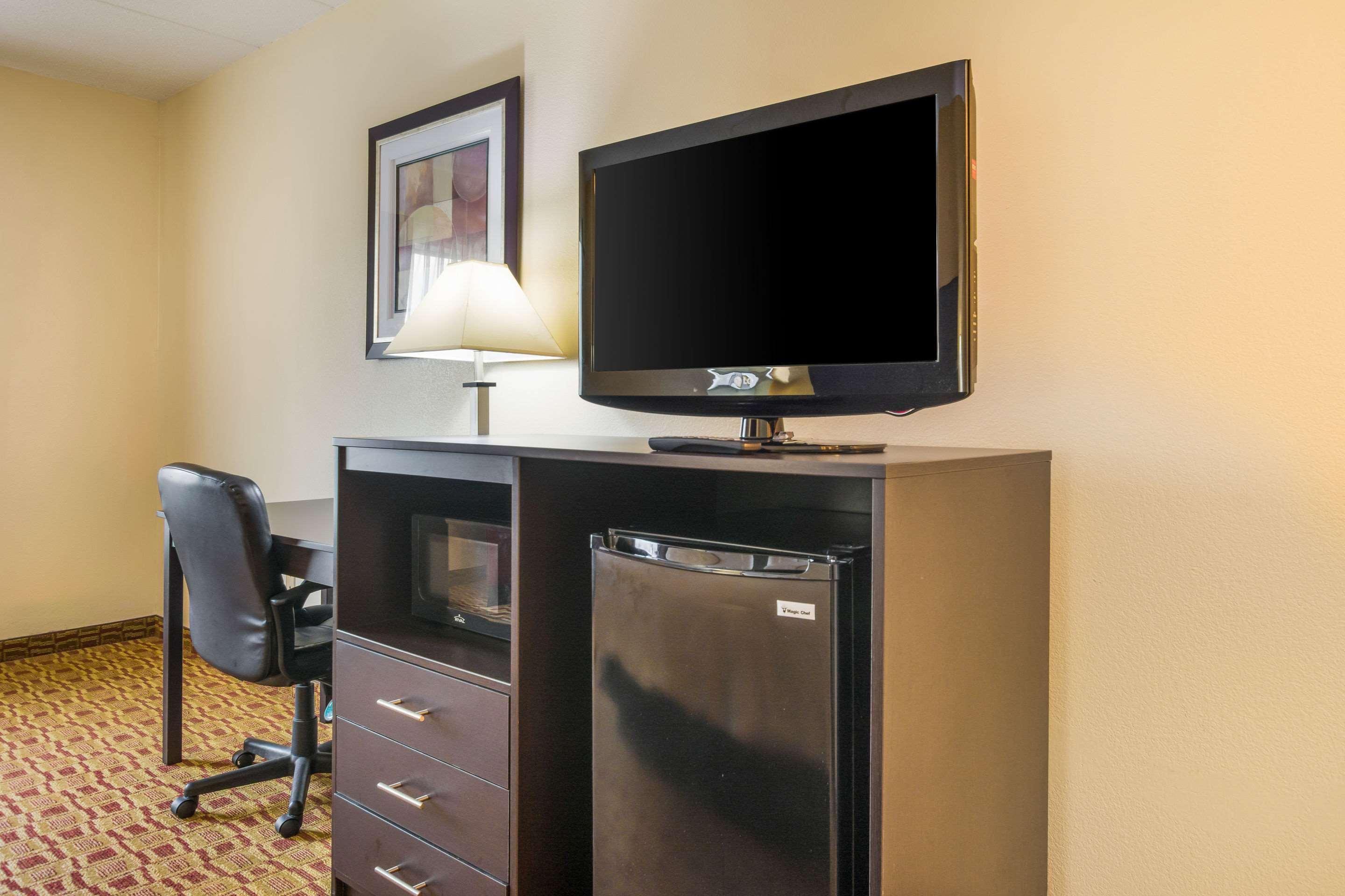 Quality Inn & Suites Sellersburg Екстериор снимка