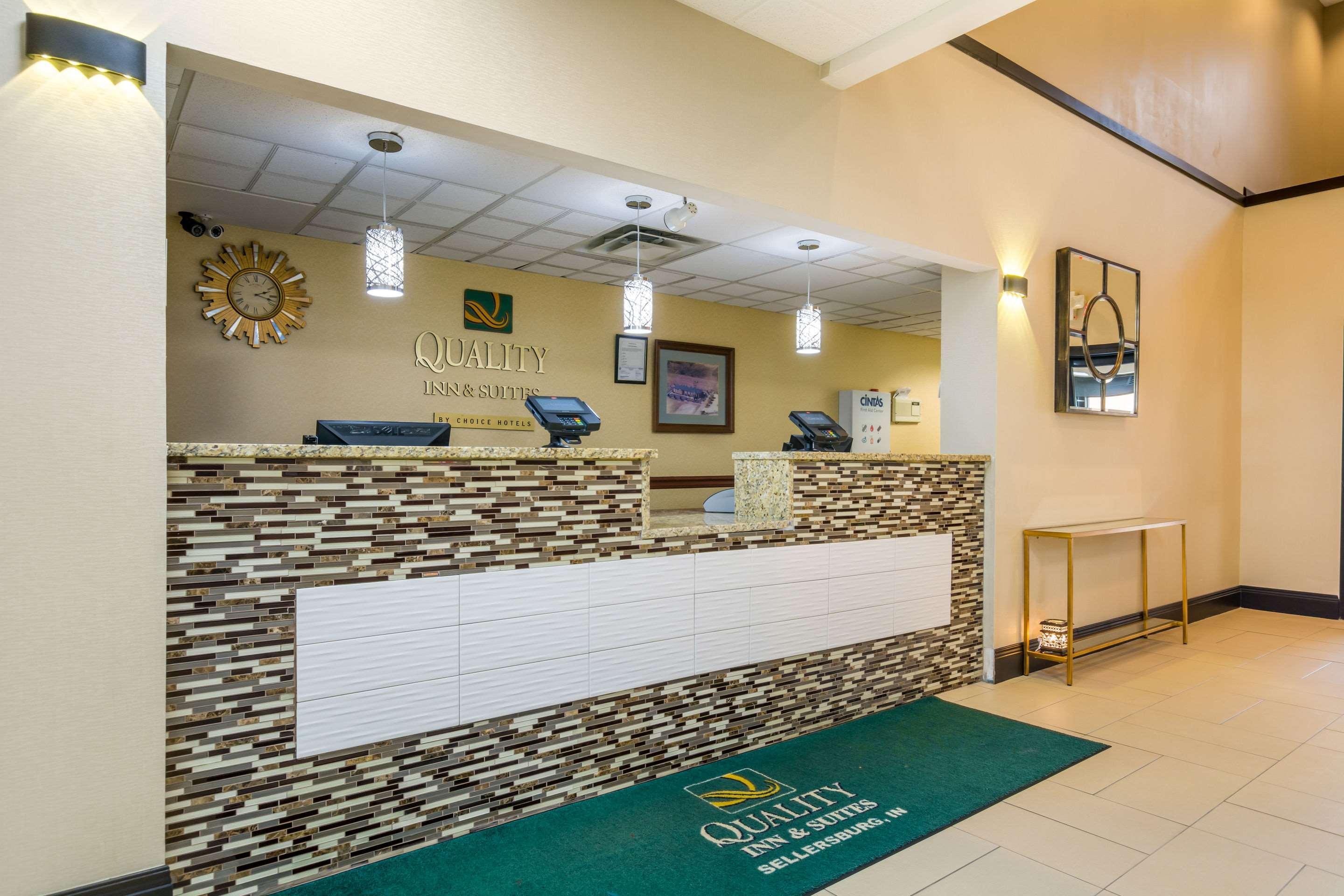 Quality Inn & Suites Sellersburg Екстериор снимка