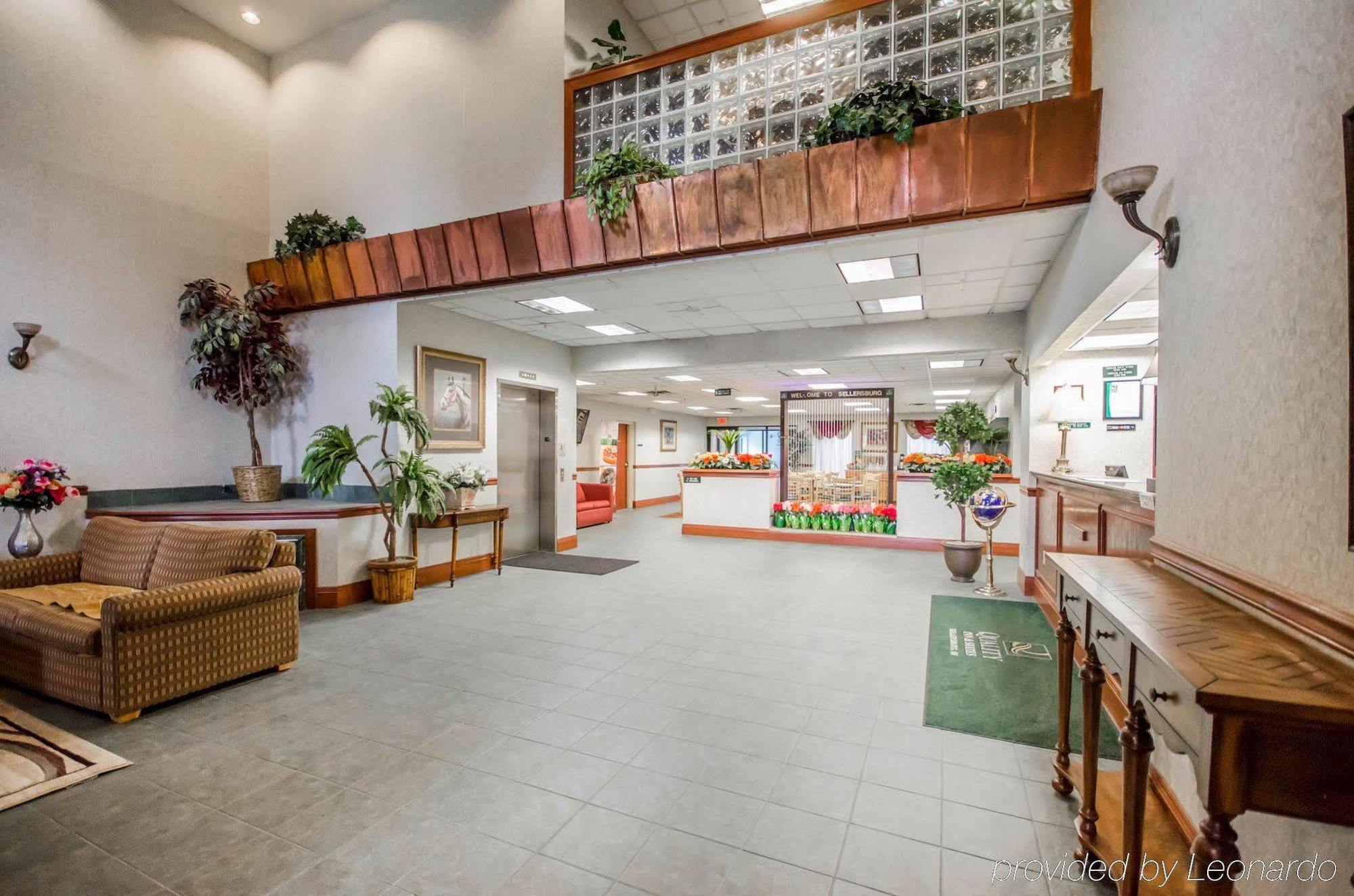 Quality Inn & Suites Sellersburg Екстериор снимка